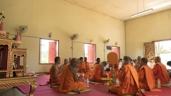 budizm keşiş idamı töreninde dua edecek adam