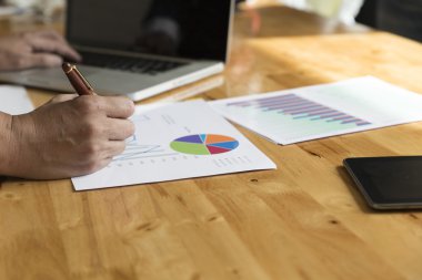 Diyagram evrak, tablet, kucak ile çalışan işadamı