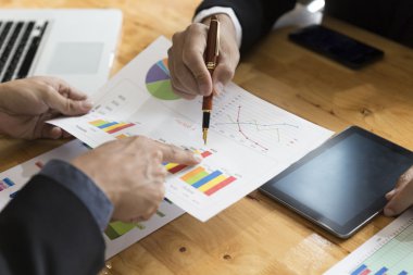 analiz ve tablet ve evrak d ile tartışan işadamı