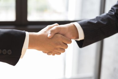 işadamı el sallayarak