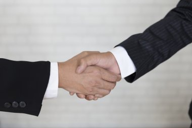 işadamı el sallayarak