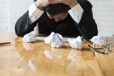 ofis - kafasından üzerinde el ile iş adamı üzmek, âciz, Viyadükler