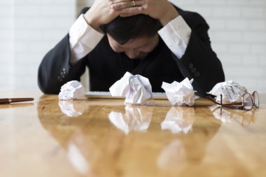 ofis - kafasından üzerinde el ile iş adamı üzmek, âciz, Viyadükler