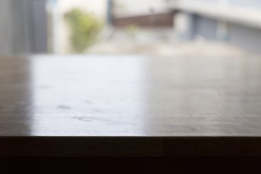 ahşap masa için pencere yanında ürün görüntüleme