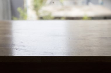 ahşap masa için pencere yanında ürün görüntüleme