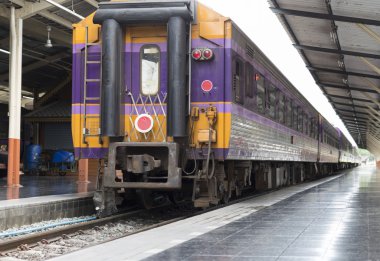 Tren demiryolu tren istasyonunda otopark