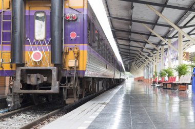 Tren demiryolu tren istasyonunda otopark