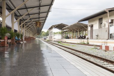 Platform demiryolu tren istasyonunda yanında