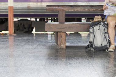 sırt çantası ile harita tren istasyonunda tutan adam