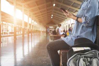 sırt çantası ile harita tren istasyonunda tutan kadın