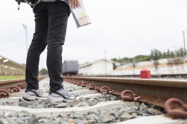 sırt çantası ile harita tren istasyonunda tutan kadın