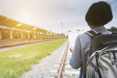 sırt çantası ile harita tren istasyonunda tutan kadın