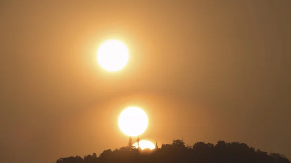 Pagode bouddhiste asiatique sur la montagne pendant le coucher du soleil — Photo