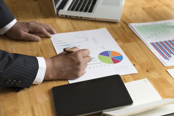 Zakenman werkt met diagram papierwerk document, tablet, schoot — Stockfoto