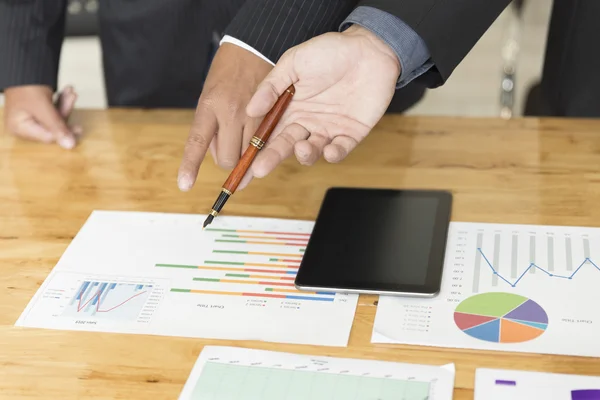 Zakenman analyseren en bespreken met de Tablet PC- en papierwerk d — Stockfoto