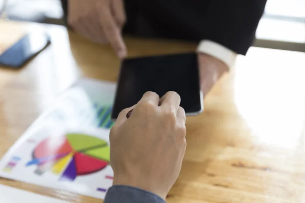 Zakenman analyseren en bespreken met de Tablet PC- en papierwerk d — Stockfoto