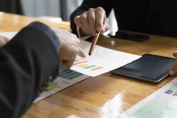 Zakenman analyseren en bespreken met de Tablet PC- en papierwerk d — Stockfoto