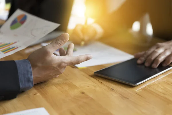 Empresario analizando y discutiendo con tableta y papeleo d — Foto de Stock