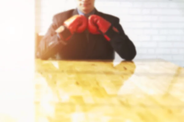 Homem de negócios de terno com luvas de boxe vermelho - borrão para uso como bac — Fotografia de Stock