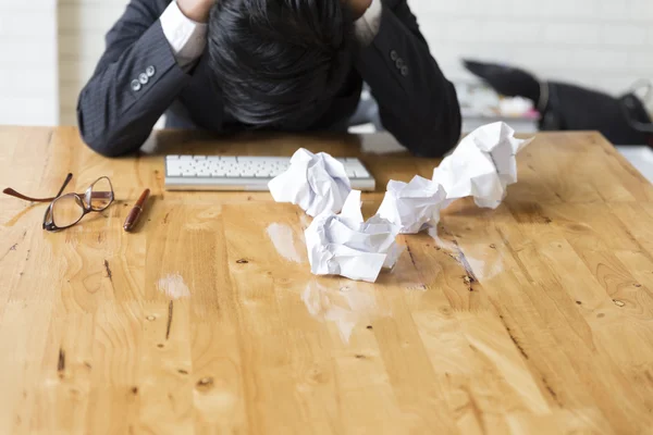 Homme d'affaires avec la main sur la tête au bureau bouleversé, frustré, ster — Photo