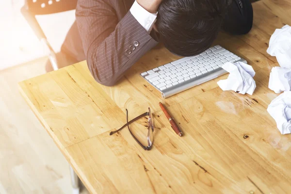 Affärsman med handen på huvudet i office - upprörd, omintetgöra, stre — Stockfoto