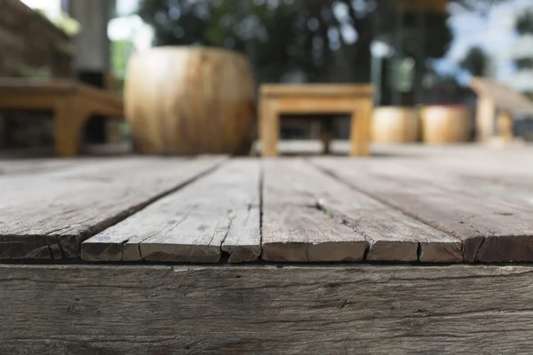 Sandalye ve masa terasta arka plan ile ahşap zemin — Stok fotoğraf