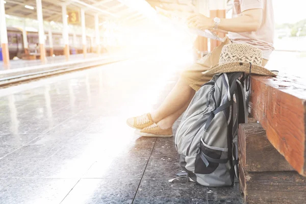 Homem segurando mapa com mochila na estação de trem — Fotografia de Stock