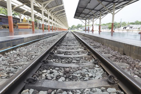 Plataforma e ferrovia na estação ferroviária — Fotografia de Stock