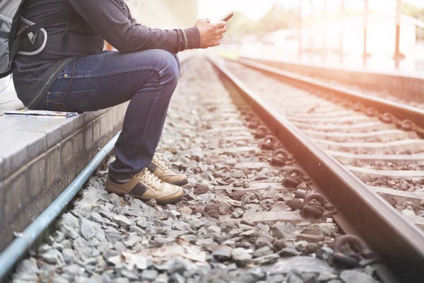 Mann hält Karte mit Rucksack am Bahnhof — Stockfoto