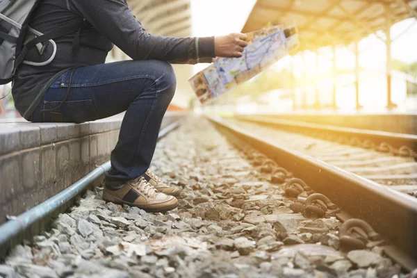 Mann hält Karte mit Rucksack am Bahnhof — Stockfoto