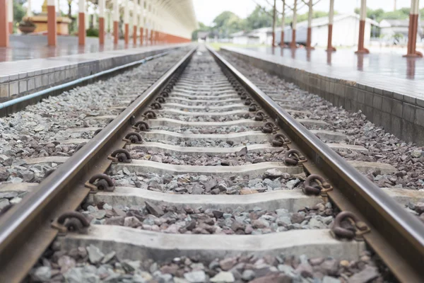 Plataforma e ferrovia na estação ferroviária — Fotografia de Stock