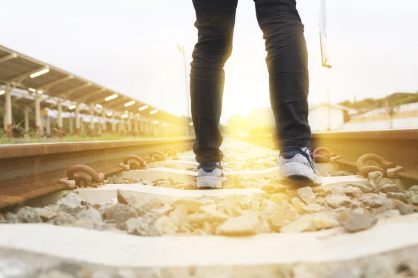 Frau hält Karte am Bahnhof — Stockfoto