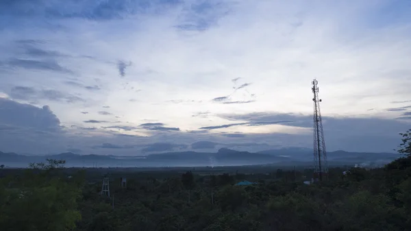 Mountain hill och kommunikation torn före solnedgången — Stockfoto