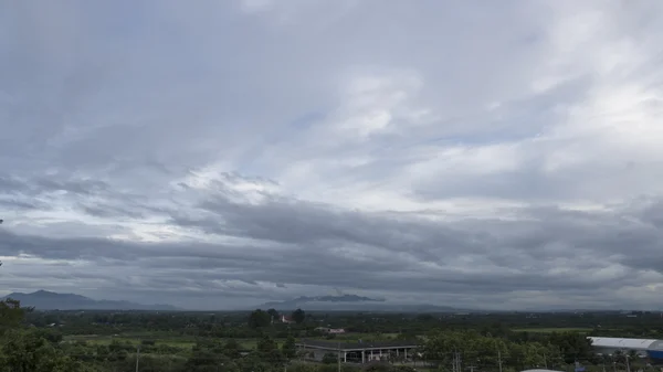 日落前的乡村和山的风景 — 图库照片