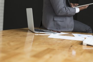 Sekme kullanarak takım elbiseli iş adamının geçmişine sahip dizüstü bilgisayar