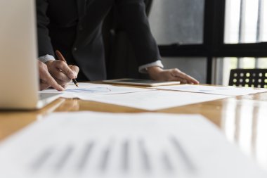 Takım elbiseli işadamı pazar analizi iş haritasını analiz ediyor