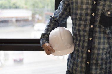 Miğfer tutan mimar mühendisi - inşaat konsepti