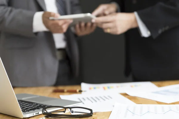 Hombre de negocios en traje analizar análisis de mercado gráfico de negocios —  Fotos de Stock