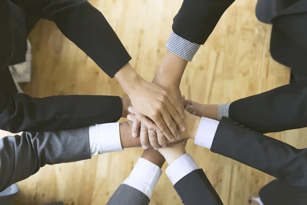 Os empresários põem a mão em cima uns dos outros - trabalho de equipa, — Fotografia de Stock