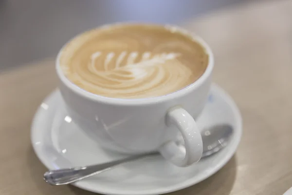 Ζεστό καπουτσίνο με latte art — Φωτογραφία Αρχείου