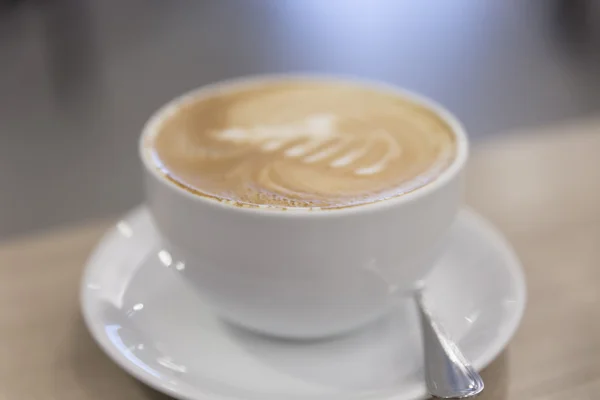 Ζεστό καπουτσίνο με latte art — Φωτογραφία Αρχείου