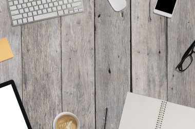 klavye, akıllı telefon, tablet, defter ahşap masa - çalışma 