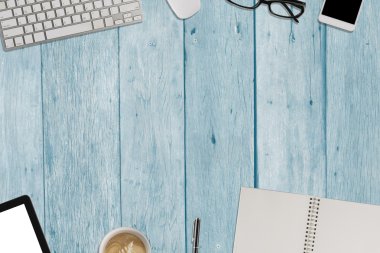 klavye, akıllı telefon, tablet, mavi ahşap masa - wor defter