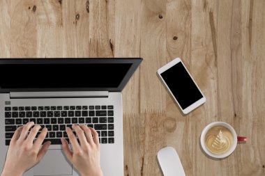 yazarak üzerinde laptop, smartphone, fare, kahve fincanı ahşap d el
