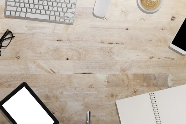 Billentyűzet, okostelefon, tablet, notebook, fából készült íróasztal - dolgozó — Stock Fotó