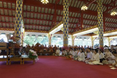 keşiş preachment Budizm kilise tapınağında insanlar dinlemek