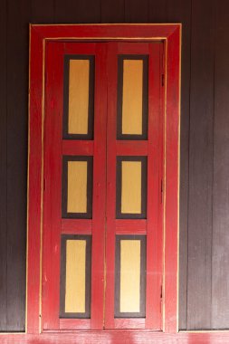 Eski bina sarı ve kırmızı ahşap kapı