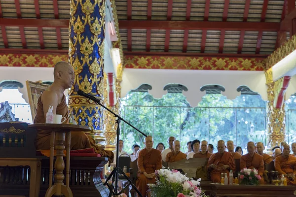 Lidé poslouchají mnich preachment v kostele chrámu buddhismu — Stock fotografie