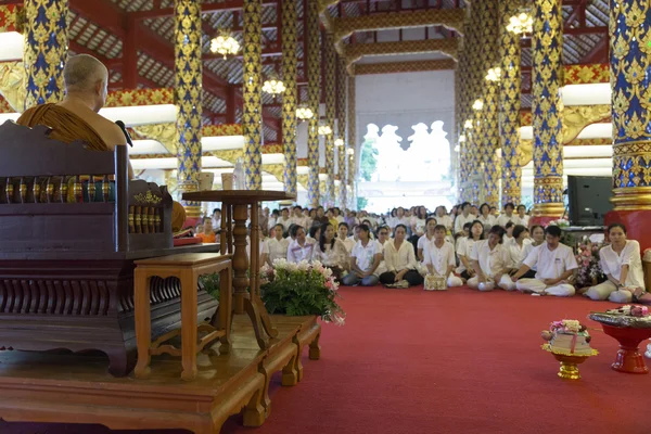 La gente escucha la predicación monje en el templo de la iglesia buddhism — Foto de Stock