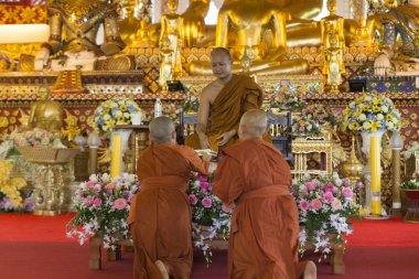 insanların Tapınağı için Budist keşiş şey bağış